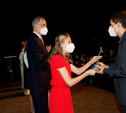 Su Alteza Real la Princesa de Asturias y de Girona hace entrega del Premio FPdGi Científica 2021 a César de la Fuente Nuñez